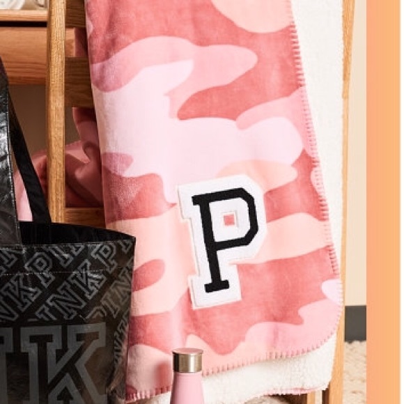 โ๏ธLAST๐VS PINK PINK CAMO LOGO SHERPA BLANKET - Picture 2 of 6